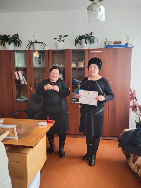№2 орта мектептің Орыс тілі мен әдебиеті пәнінің мұғалімі Мауленова Зауре Өмірзаққызы "Білім беру үздігі" төс белігісімен мақтау қағазымен марапаталды.
