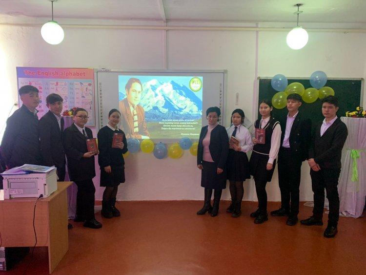 №2 орта мектептің кітапханашысы К.Махашеваның ұйымдастыруымен оқушылармен Ақиық ақын  М.Мақатаевтың туылған күніне орай іс шара өткізілді.