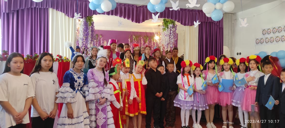 27.04.2023ж 1 Мамыр Бірлік пен ынтымақ күніне арналған ұлттық киімдерін киіп 5-11 сынып оқушыларымыз өнер көрсетіп, марапатталды