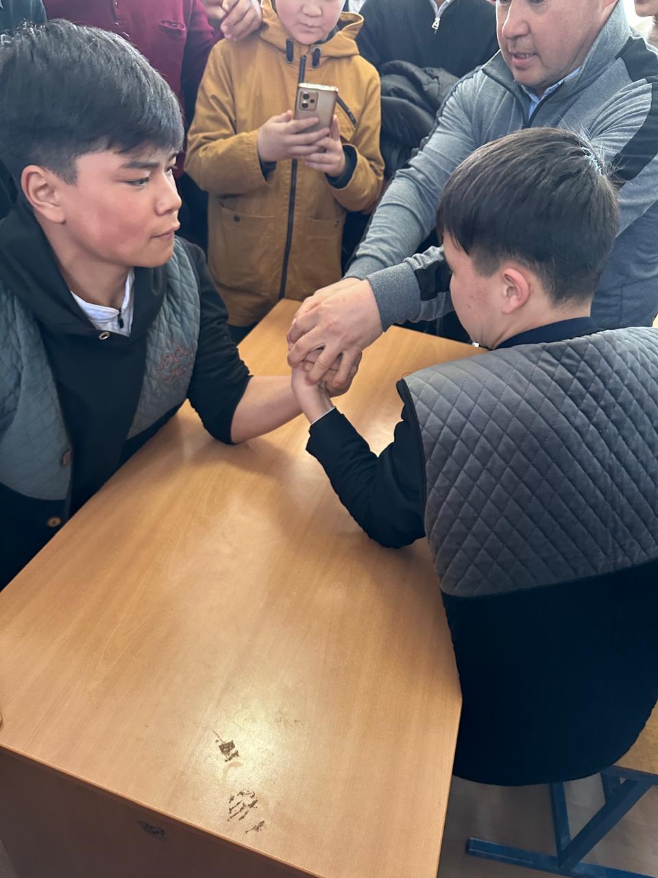 №2 орта мектеп Қазақтың ұлттық ойындары: "Асық ату" "Қол күрес" жарыстарын оқушылар өткізді