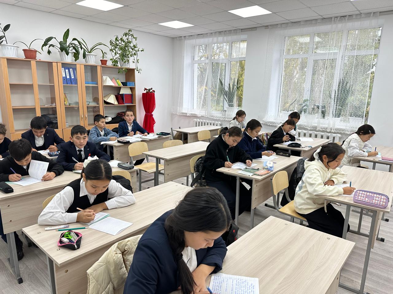 # N2 орта мектебі  25-Қазан Республика күніне орай  Қазақ тілі мен әдебиеті пәнінің мұғалімдері А.Амир,Қ.Жошыбай "Менің Отаным-менің мақтанышым" тақырыбында  Эссе жаздырды.