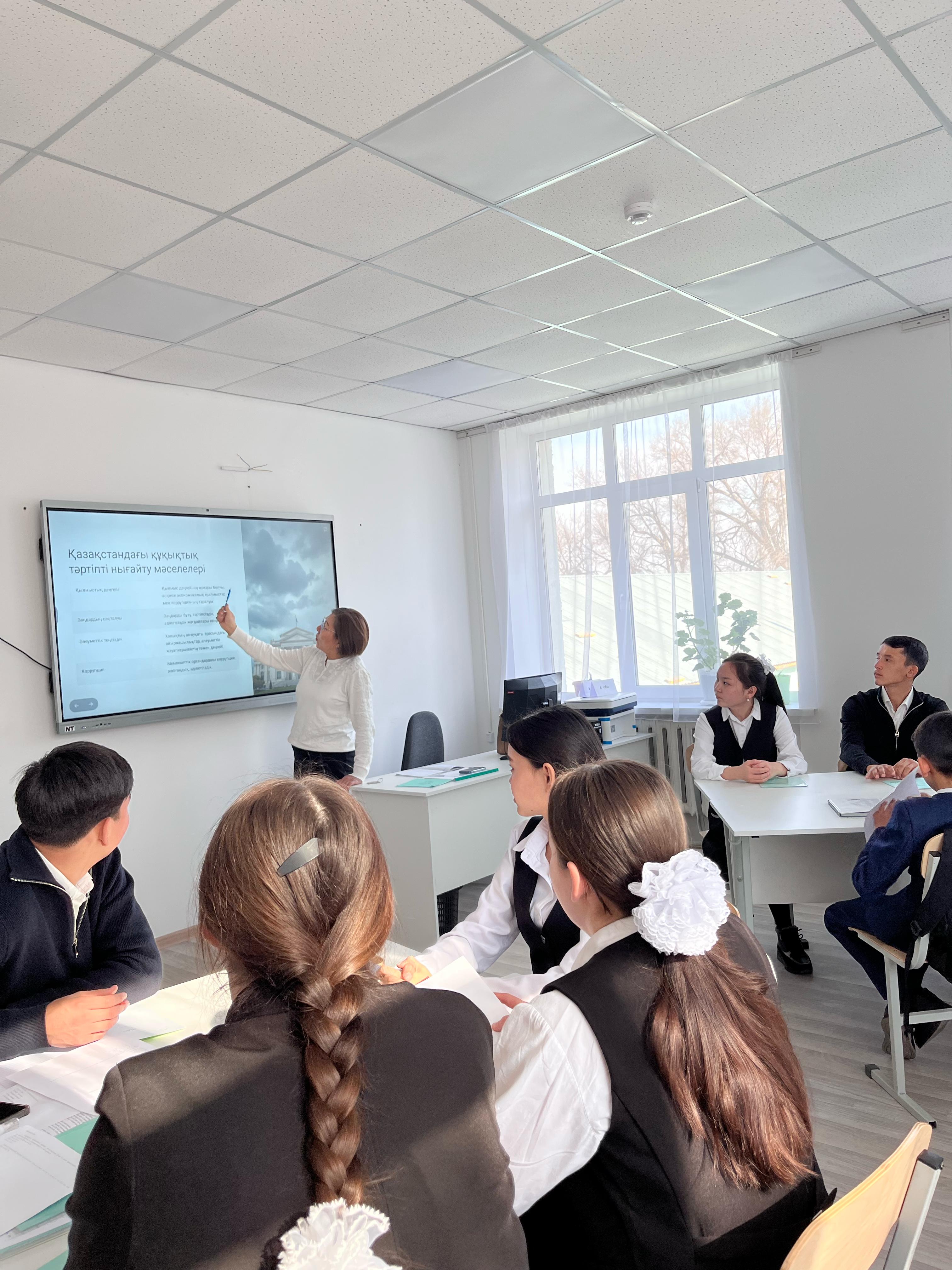#N2орта мектеп  Жылдық жоспарға сәйкес  "Құқықтық тәртіп және әлеуметтік жауапкершілік " атты С.Тағыбаева 9"а"сынып оқушыларына тәрбие сағатын өтті.