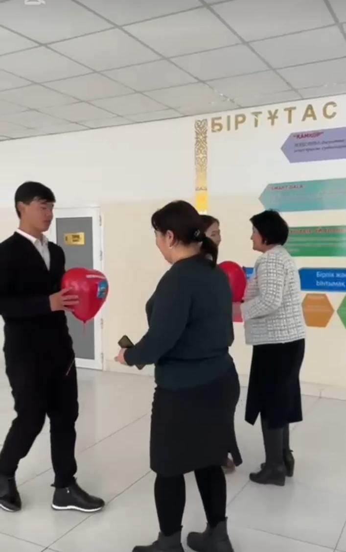 #N2орта мектеп    Алғыс айту іс шара жоспарға сәйкес  1—Наурыз Алғыс айту іс шара жоспарға сәйкес  11"а"сынып оқушылары мектеп ұжымына алғыс айтып, құттықтады.